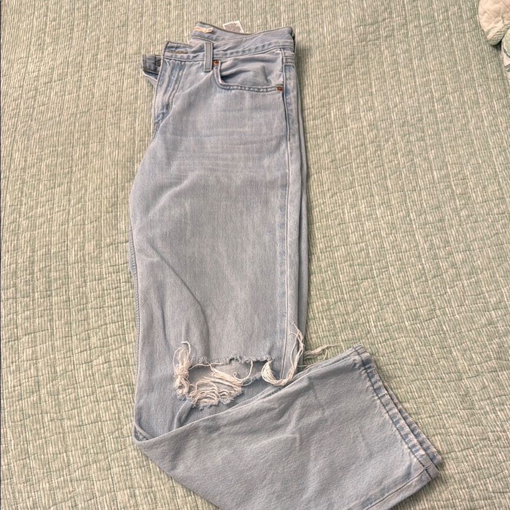Low pro Levi Blue Distressed Jeans